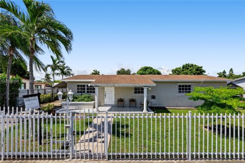 House in Miami, Florida 3 bedrooms, 174.66 sq.m. № 2407967
