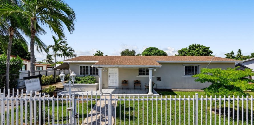 House in Miami, Florida 3 bedrooms, 174.66 sq.m. № 2407967