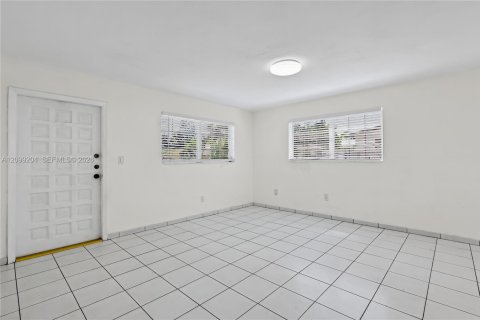 House in Miami, Florida 3 bedrooms, 174.66 sq.m. № 2407967 - photo 8