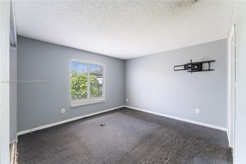 House in Miami Gardens, Florida 3 bedrooms, 89.19 sq.m. № 1881651 - photo 13