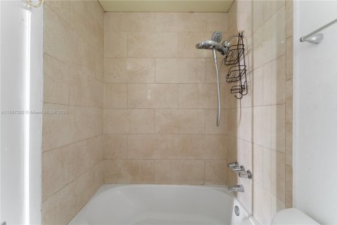 House in Miami Gardens, Florida 3 bedrooms, 89.19 sq.m. № 1881651 - photo 16