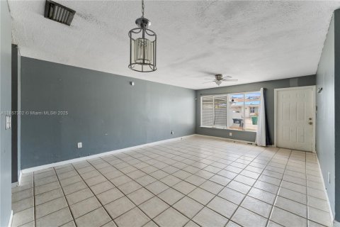 House in Miami Gardens, Florida 3 bedrooms, 89.19 sq.m. № 1881651 - photo 3
