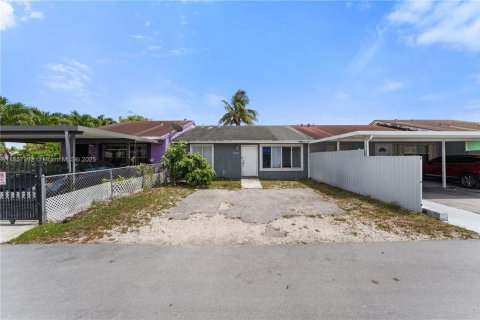 House in Miami Gardens, Florida 3 bedrooms, 89.19 sq.m. № 1881651 - photo 1