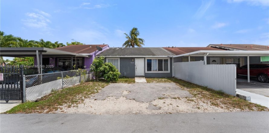 House in Miami Gardens, Florida 3 bedrooms, 89.19 sq.m. № 1881651