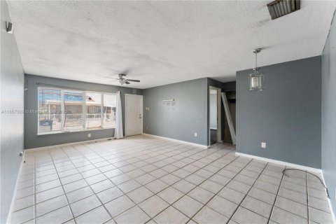 House in Miami Gardens, Florida 3 bedrooms, 89.19 sq.m. № 1881651 - photo 4