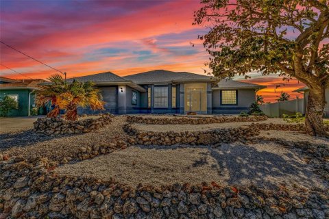 Villa ou maison à Port Charlotte, Floride 3 chambres, 180.04 m2 № 2097549