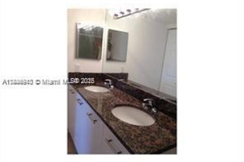 Condo in Aventura, Florida, 2 bedrooms  № 1975847 - photo 9