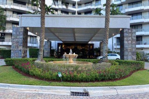 Condo in Aventura, Florida, 2 bedrooms  № 1975847 - photo 11