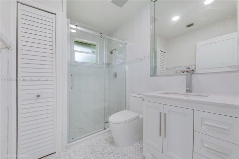 House in Cutler Bay, Florida 4 bedrooms, 276.94 sq.m. № 1736081 - photo 11