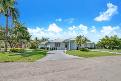 House in Cutler Bay, Florida 4 bedrooms, 276.94 sq.m. № 1736081 - photo 2
