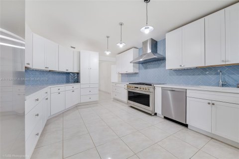 House in Cutler Bay, Florida 4 bedrooms, 276.94 sq.m. № 1736081 - photo 6