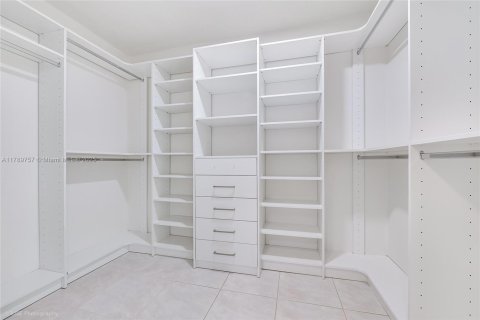 House in Cutler Bay, Florida 4 bedrooms, 276.94 sq.m. № 1736081 - photo 8