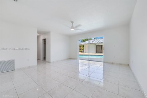 House in Cutler Bay, Florida 4 bedrooms, 276.94 sq.m. № 1736081 - photo 10