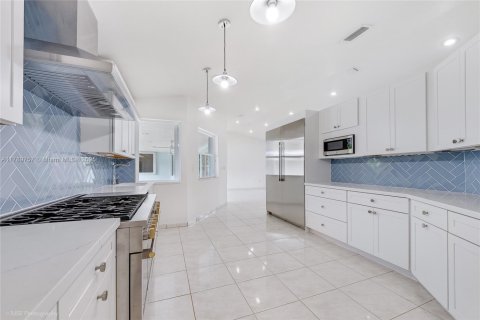 House in Cutler Bay, Florida 4 bedrooms, 276.94 sq.m. № 1736081 - photo 7