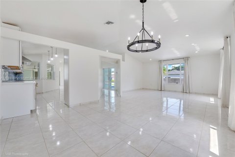 House in Cutler Bay, Florida 4 bedrooms, 276.94 sq.m. № 1736081 - photo 5