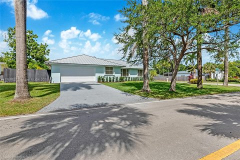 House in Cutler Bay, Florida 4 bedrooms, 276.94 sq.m. № 1736081 - photo 1