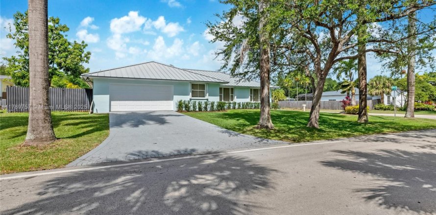 House in Cutler Bay, Florida 4 bedrooms, 276.94 sq.m. № 1736081