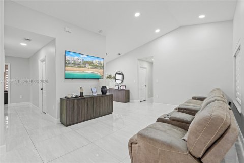 Купить виллу или дом в Хомстед, Флорида 4 спальни, 195.19м2, № 2026821 - фото 8