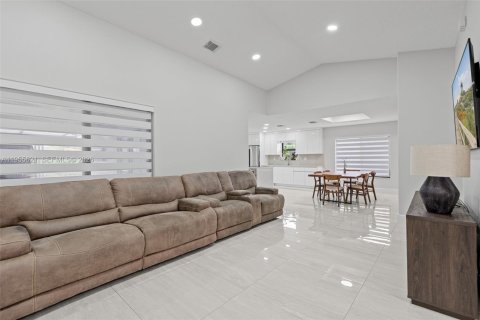 Купить виллу или дом в Хомстед, Флорида 4 спальни, 195.19м2, № 2026821 - фото 6