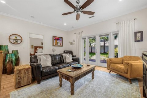 Townhouse in Saint Petersburg, Florida 3 bedrooms, 192.77 sq.m. № 1749641 - photo 13