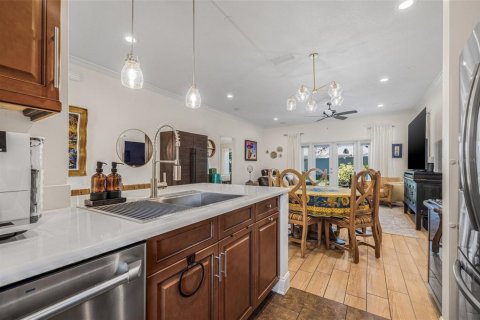 Townhouse in Saint Petersburg, Florida 3 bedrooms, 192.77 sq.m. № 1749641 - photo 9