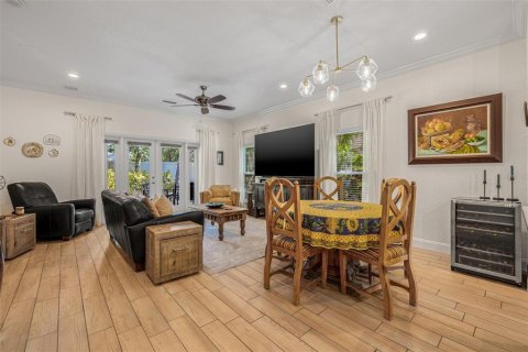 Townhouse in Saint Petersburg, Florida 3 bedrooms, 192.77 sq.m. № 1749641 - photo 6