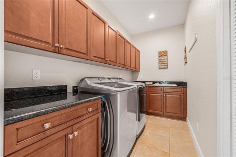 Townhouse in Saint Petersburg, Florida 3 bedrooms, 192.77 sq.m. № 1749641 - photo 26