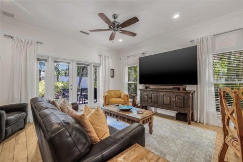Townhouse in Saint Petersburg, Florida 3 bedrooms, 192.77 sq.m. № 1749641 - photo 12