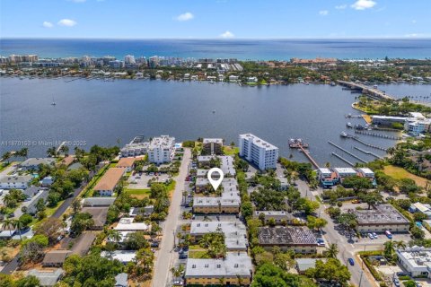 Condo in Lantana, Florida, 2 bedrooms № 1979442 - photo 2