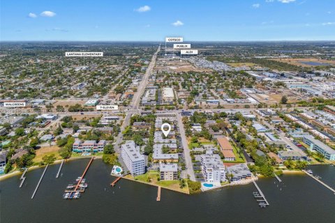 Condo in Lantana, Florida, 2 bedrooms № 1979442 - photo 16