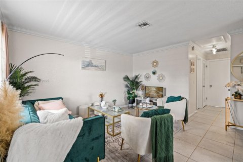 Condo in Lantana, Florida, 2 bedrooms № 1979442 - photo 7