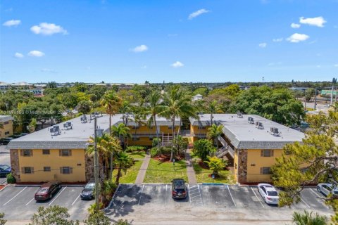 Condo in Lantana, Florida, 2 bedrooms № 1979442 - photo 1