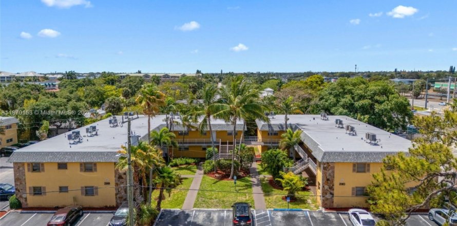 Condo in Lantana, Florida, 2 bedrooms № 1979442