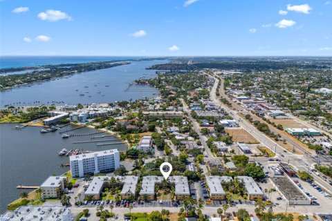 Condo in Lantana, Florida, 2 bedrooms № 1979442 - photo 13