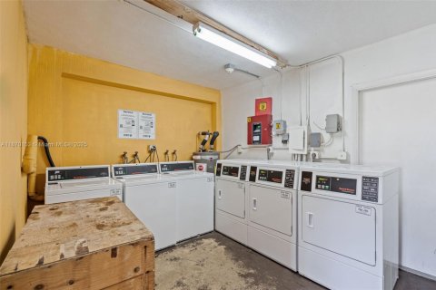 Condo in Lantana, Florida, 2 bedrooms № 1979442 - photo 12