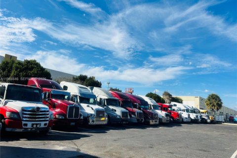 Immobilier commercial à Sweetwater, Floride № 2028817