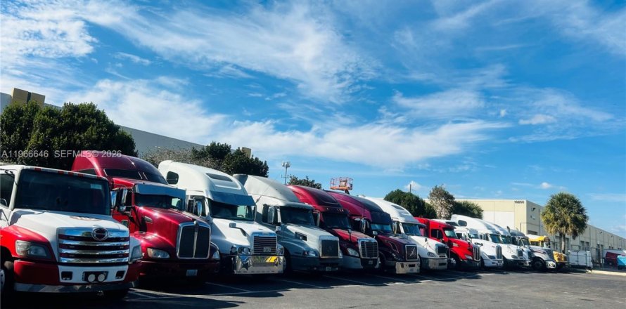 Immobilier commercial à Sweetwater, Floride № 2028817