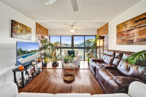 Кондоминиум с 2 спальнями в Пемброк-Пайнс, Флорида № 2011137