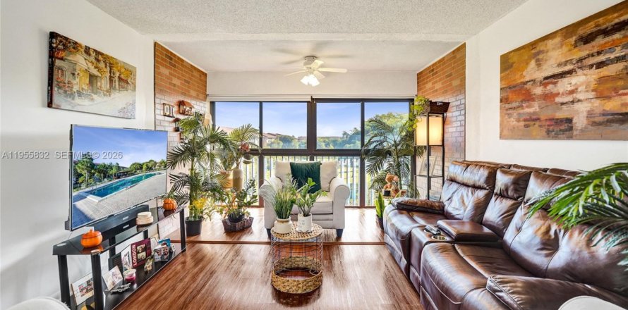 Кондоминиум с 2 спальнями в Пемброк-Пайнс, Флорида № 2011137