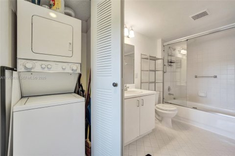 Купить кондоминиум в Пемброк-Пайнс, Флорида 2 спальни, 105.63м2, № 2011137 - фото 17