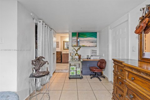 House in Hollywood, Florida 4 bedrooms, 119.1 sq.m. № 1890837 - photo 21
