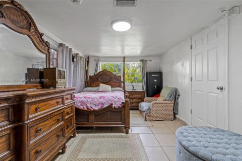 House in Hollywood, Florida 4 bedrooms, 119.1 sq.m. № 1890837 - photo 19