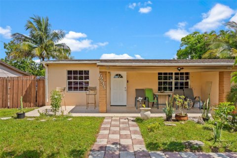 House in Hollywood, Florida 4 bedrooms, 119.1 sq.m. № 1890837 - photo 5