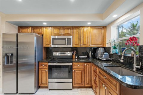 House in Hollywood, Florida 4 bedrooms, 119.1 sq.m. № 1890837 - photo 11