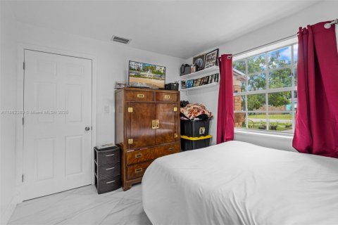 House in Hollywood, Florida 4 bedrooms, 119.1 sq.m. № 1890837 - photo 15