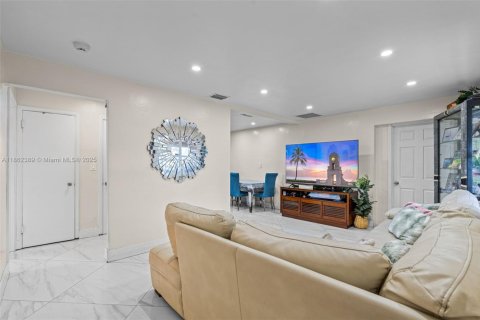 House in Hollywood, Florida 4 bedrooms, 119.1 sq.m. № 1890837 - photo 6