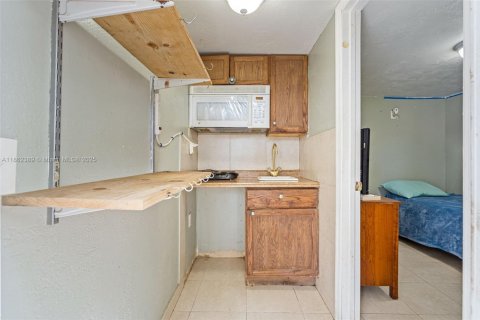 House in Hollywood, Florida 4 bedrooms, 119.1 sq.m. № 1890837 - photo 28