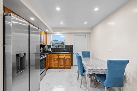 House in Hollywood, Florida 4 bedrooms, 119.1 sq.m. № 1890837 - photo 10