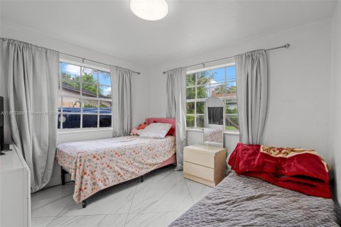 House in Hollywood, Florida 4 bedrooms, 119.1 sq.m. № 1890837 - photo 17