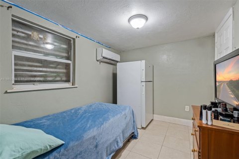 House in Hollywood, Florida 4 bedrooms, 119.1 sq.m. № 1890837 - photo 30